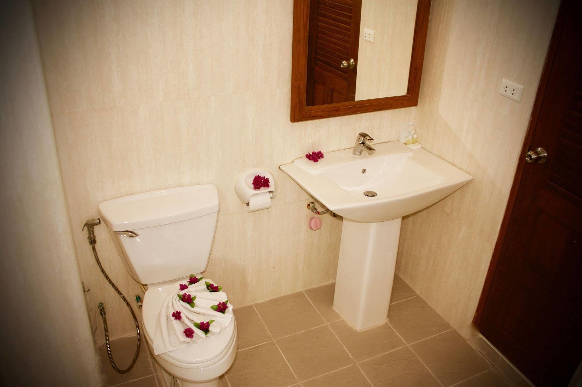 Khách sạn New Life Phuket Classic